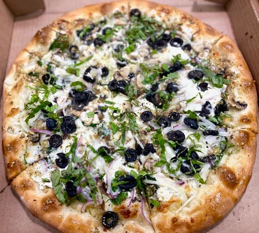 White pizza with spinach, olives and onions